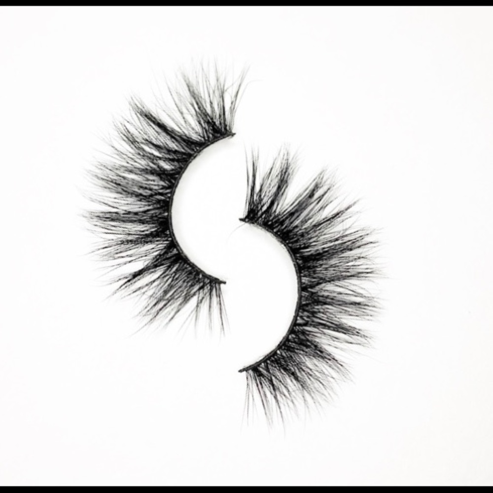 Lashes 😍 - Picture 2 of 3